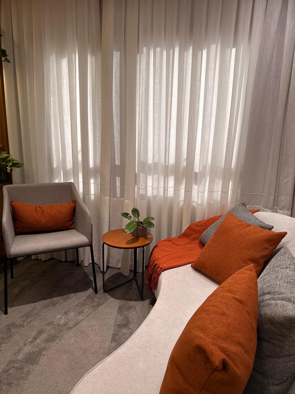 Sala de atendimento junto à janela