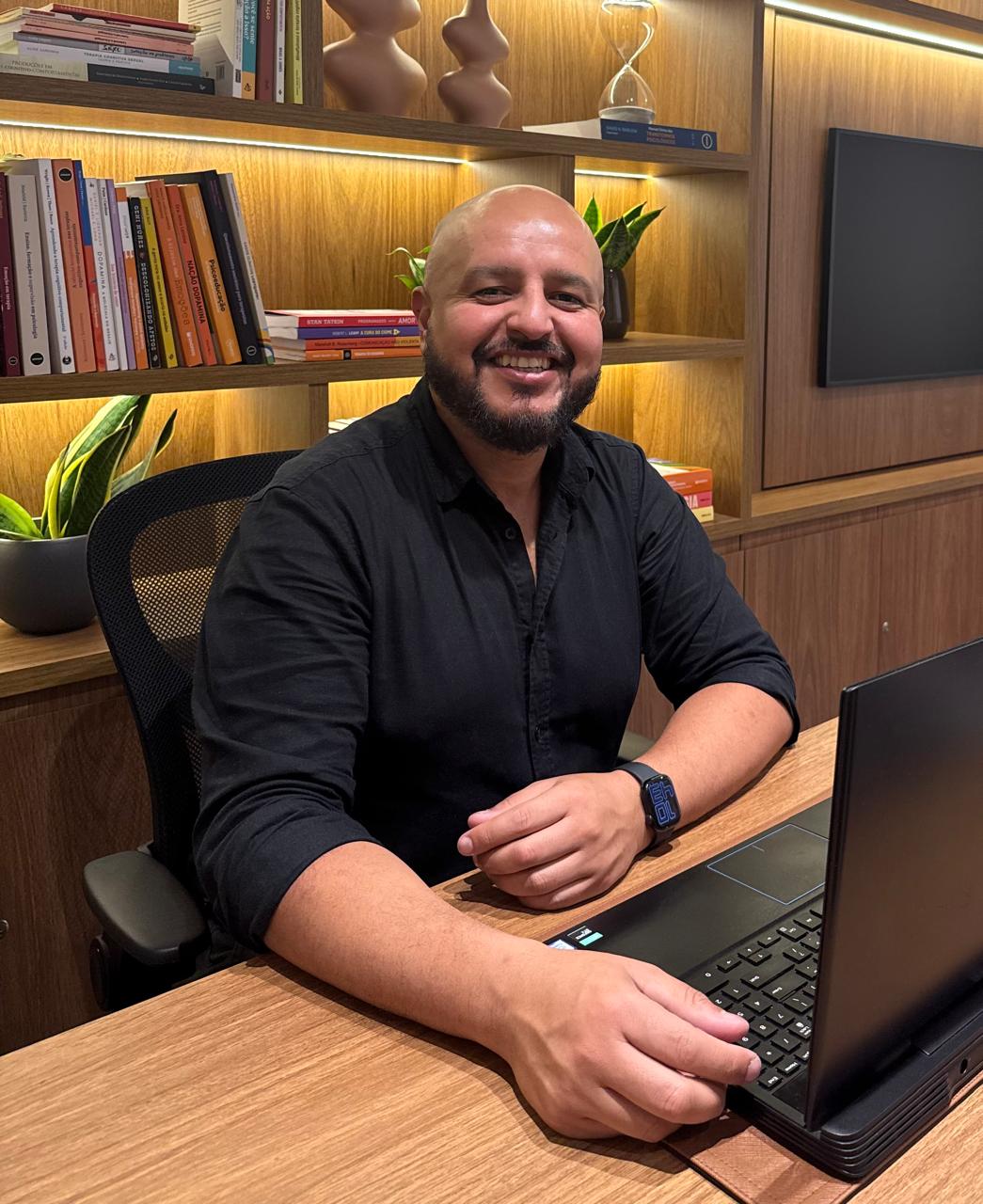 Juan Manuel Aguayo em sua mesa de trabalho